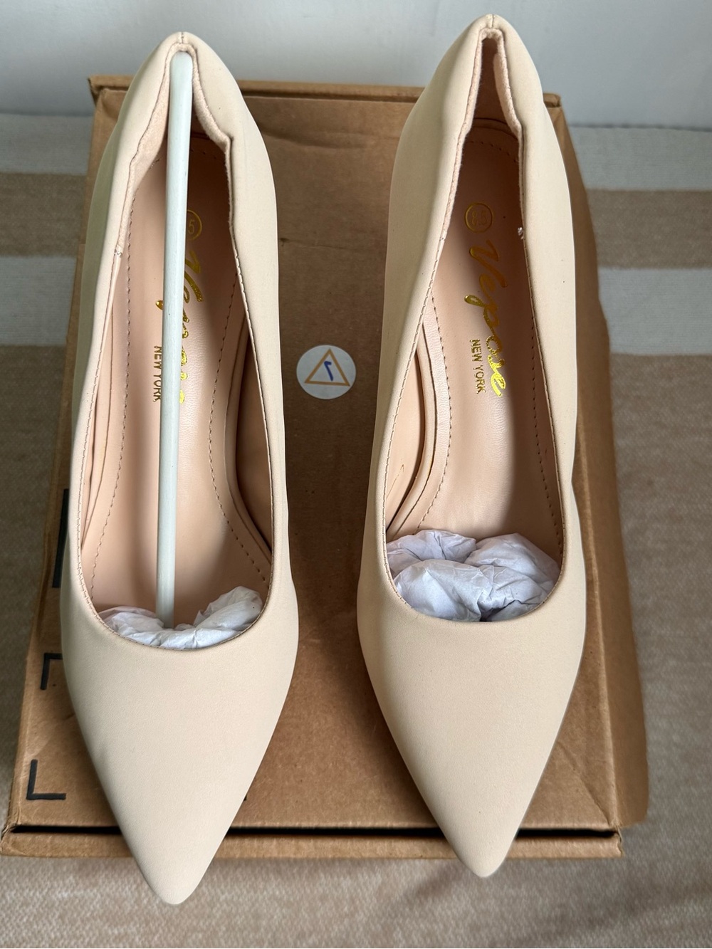 Vepose New York Classic Pointed Toe Pumps in Nude size 8.5